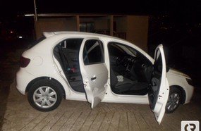 Elemento com mandado de prisão trafegava com veículo furtado