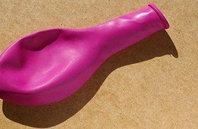 Menino desmaia enquanto brincava de inalar gás de balão