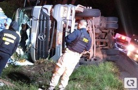Motorista morre ao tombar carreta em Água Doce