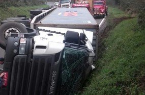 Motorista tomba carreta na BR-282, em Vargem Bonita