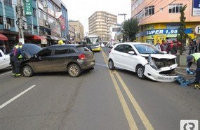 Colisão violenta entre veículos na Av. XV de Novembro