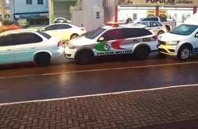 Veículo desanda e atinge viatura da Polícia Militar