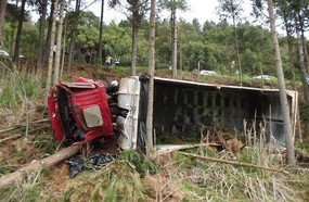 Caminhoneiro perde ao vida ao despencar em barranco na SC-153