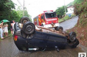 Mulher ferida após capotar veículo em Herval d´Oeste
