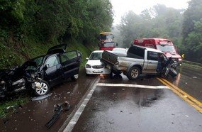 Acidente entre quatro veículos deixa motorista gravemente ferida