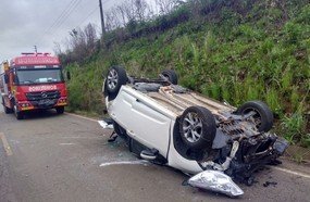 Condutora capota veículo após colidir em barranco na SC-284