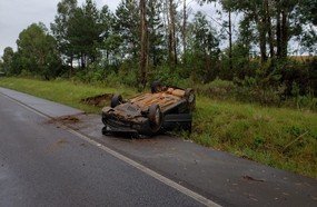 Capotamento deixa duas pessoas feridas em Campos Novos