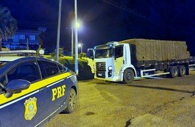 PRF apreende 250 mil de cigarros em caminhão roubado na BR-153