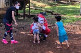 Juiz se transforma em Papai Noel para alegrar crianças de abrigo