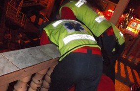 Criança fica com a cabeça presa em cerca de varanda