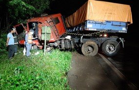 Motorista fica ferido após carreta sair da pista na BR-282