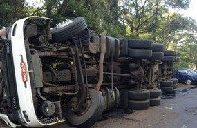 Motorista morre ao tombar carreta de Capinzal na Curva da Santa