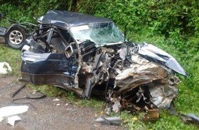 Colisão entre carro e caminhão deixa dois feridos na BR-153