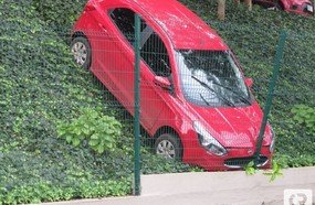 Motorista desanda com veículo no estacionamento da Unoesc