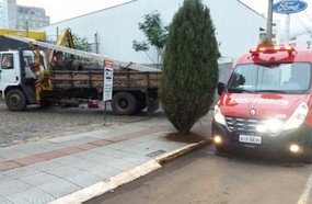 Trabalhador sofre ferimentos graves ao ser atingido por poste