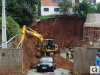 Muro de obra desaba e coloca residências em risco em Joaçaba