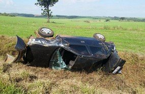 Elemento capota veículo na BR-282 após tomá-lo de assalto