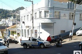 Colisão entre carro e moto no centro de Joaçaba