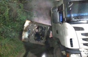 Carreta pega fogo após tombar reboque na BR-282, em Joaçaba