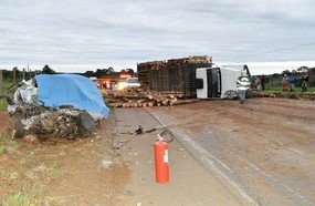 Colisão entre carro e caminhão mata quatro pessoas na SC-135