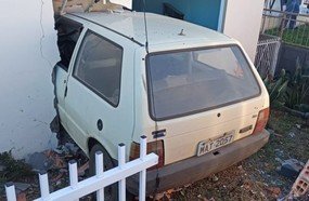 Carro vai parar dentro de uma casa em bairro de Catanduvas