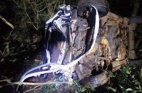 Mulher despenca com veículo em ribanceira no acesso de Herval