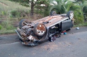 Mulher tem braço amputado em capotamento na SC-355