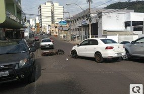 Colisão entre carro e moto deixa motociclista ferido em Joaçaba