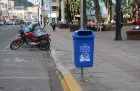 Prefeitura inicia instalação das lixeiras doadas pela Havan