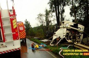 Motorista capota caminhão e fica preso às ferragens na BR-282
