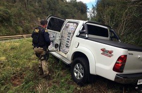 PRF apreende caminhonete carregada com cigarros na BR-282