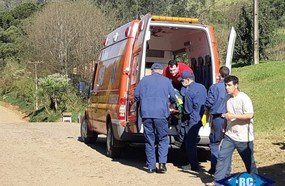Mulher fica ferida após tombar trator no interior de Ouro