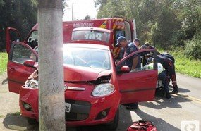 Colisão em poste deixa motorista ferido em Joaçaba