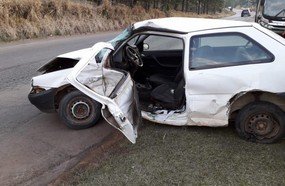 Motorista fica ferido após colidir em ônibus na SC-355