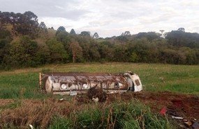Motorista fica preso às ferragens ao capotar caminhão na SC-355