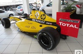 Carro de Fórmula 1 está em exposição na De Marco Renault