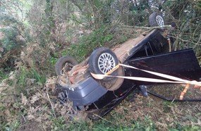 Jovem fica ferido após despencar com veículo em ribanceira
