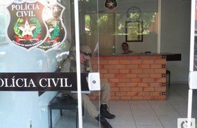 Marido violento quebra veículo de esposa e é contido com bala de borracha