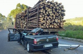 Jovem fica gravemente ferido após colidir em caminhão na BR-282