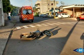 Colisão entre moto e carro deixa jovem ferido em Ouro