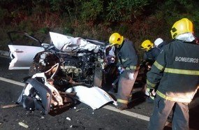 Colisão entre dois carros e um ônibus deixa dois mortos na BR-282