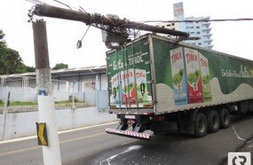 Carreta quebra poste na Avenida Caetano Branco