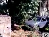 Carro com quatro pessoas despenca em barranco