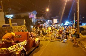 Encontro de amigos com a chegada do Papai Noel na Vila Pedrini