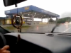 Jovens gravam vídeo para mostrar como se passa em frente a PRF