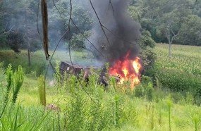 Caminhão pega fogo após tombar no interior de Piratuba