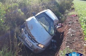Carro com família de Piratuba cai em vala após sair da pista