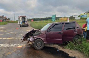 Colisão entre carro e carreta deixa três feridos no Trevão de Irani