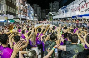 Desfile de Blocos reuniu grande público na XV de Novembro