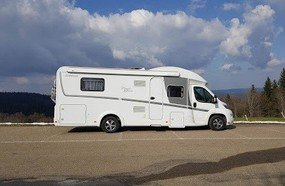 Mulher cai de janela de motorhome sem motorista perceber